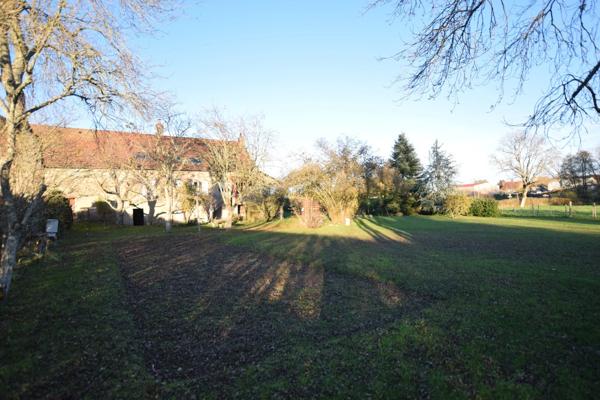 Longère de 136 m2 avec 6900 m2 de terrain, dépendances à Saint emiland