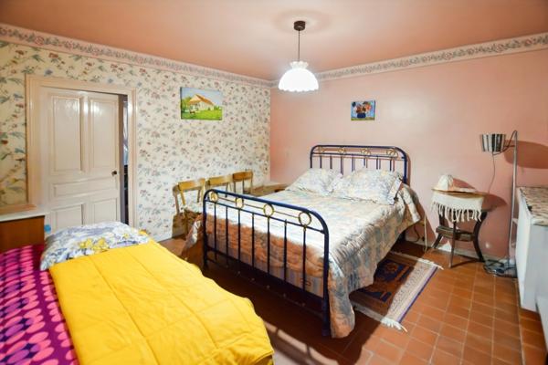 Longère de 136 m2 avec 6900 m2 de terrain, dépendances à Saint emiland