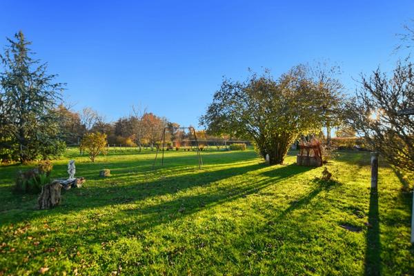 Longère de 136 m2 avec 6900 m2 de terrain, dépendances à Saint emiland
