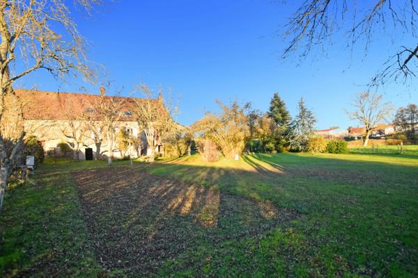 Longère de 136 m2 avec 6900 m2 de terrain, dépendances à Saint emiland
