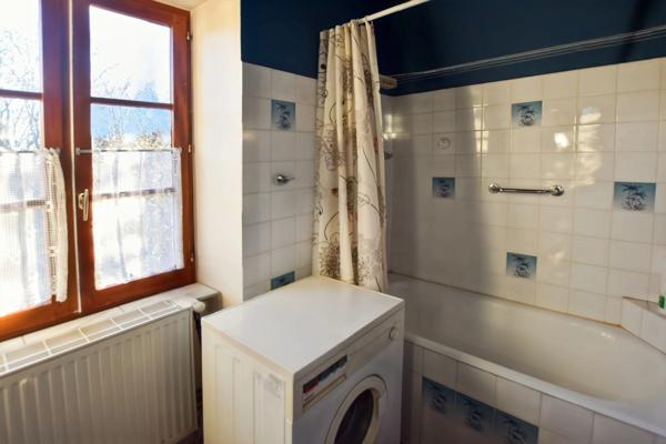 Longère de 136 m2 avec 6900 m2 de terrain, dépendances à Saint emiland