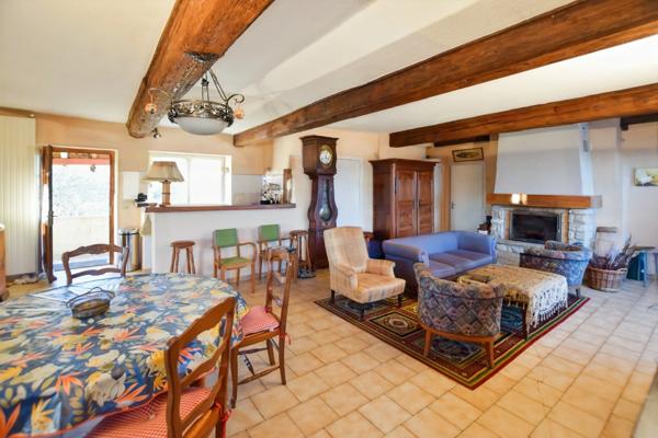 Longère de 136 m2 avec 6900 m2 de terrain, dépendances à Saint emiland