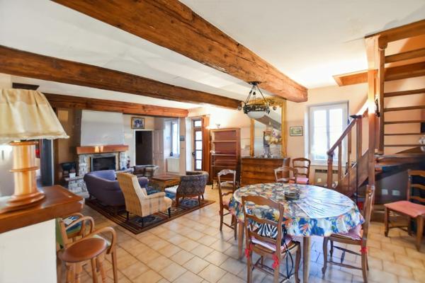 Longère de 136 m2 avec 6900 m2 de terrain, dépendances à Saint emiland
