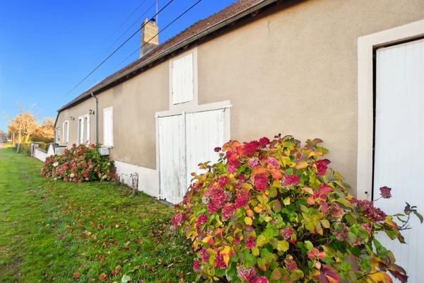 Longère de 136 m2 avec 6900 m2 de terrain, dépendances à Saint emiland