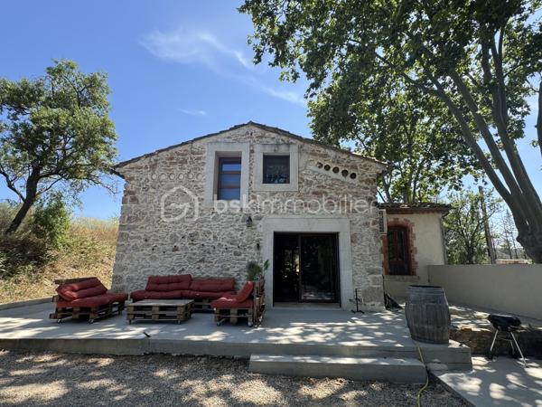 Amoureux de la pierre et des grands espaces, découvrez cette superbe maison de caractère entièrement rénovée en 2013, alliant avec élégance le charme de l'ancien et le confort moderne. Implantée sur un magnifique terrain arboré d'environ 3 225 m² agrémenté d'oliviers centenaires, elle bénéficie d'un environnement privilégié sans vis-à-vis.

Cette propriété développe environ 120 m² habitables pour environ 130 m² de surface utile. Elle dispose d'espaces complémentaires offrant une belle modularité, permettant d'envisager différentes configurations selon les projets de vie (bureau, chambre d'appoint, espace polyvalent). Dès l'entrée, vous serez séduits par son authenticité et ses prestations soignées. Le rez-de-chaussée se compose d'une belle entrée, d'un placard de rangement,   d'un WC indépendant, d'une buanderie, d'un bureau ainsi que d'une agréable pièce de vie réunissant salon, séjour et cuisine équipée ouverte. Les magnifiques murs en pierre apparente apportent un cachet unique à l'ensemble. Pour un confort optimal en toutes saisons, la maison est équipée d'une climatisation réversible ainsi que d'un poêle à granulés, offrant une solution de chauffage à la fois économique et chaleureuse.

À l'étage, un palier dessert deux chambres confortables, dont une avec dressing. Vous trouverez également un dressing indépendant, un WC séparé ainsi qu'une salle de bain équipée d'une douche, d'une baignoire et d'un meuble double vasque. Une pièce supplémentaire mansardée offre un espace complémentaire idéal pour une chambre d'appoint, un bureau, une salle de jeux ou un espace de rangement selon vos besoins.

À l'extérieur, tout a été pensé pour profiter pleinement du cadre exceptionnel. Vous disposerez d'une piscine semi-enterrée en bois d'environ 5 x 3,5 m, d'une pergola pour vos moments de détente, d'un espace en pelouse synthétique, d'un terrain de pétanque à réhabiliter selon vos envies ainsi que d'un authentique puits en pierre équipé d'une pompe. Un chemin d'accès privatif mène directement à la propriété, renforçant son caractère intimiste.

Cette maison bénéficie d'un emplacement idéal alliant tranquillité et proximité des commodités : commerces, professionnels de santé, restaurants et services du quotidien. Lézignan-Corbières est accessible en un peu plus de 10 minutes et l'accès à l'autoroute A9 en environ 8 minutes.

Une propriété pleine de charme, rare sur le secteur, qui séduira les amateurs d'authenticité, de nature et d'espace.

Contactez moi dès aujourd'hui pour organiser une visite et découvrir tout le potentiel de ce bien coup de cœur.