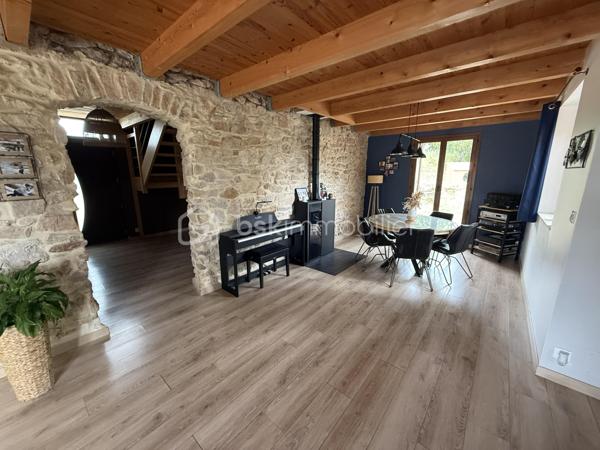 Amoureux de la pierre et des grands espaces, découvrez cette superbe maison de caractère entièrement rénovée en 2013, alliant avec élégance le charme de l'ancien et le confort moderne. Implantée sur un magnifique terrain arboré d'environ 3 225 m² agrémenté d'oliviers centenaires, elle bénéficie d'un environnement privilégié sans vis-à-vis.

Cette propriété développe environ 120 m² habitables pour environ 130 m² de surface utile. Elle dispose d'espaces complémentaires offrant une belle modularité, permettant d'envisager différentes configurations selon les projets de vie (bureau, chambre d'appoint, espace polyvalent). Dès l'entrée, vous serez séduits par son authenticité et ses prestations soignées. Le rez-de-chaussée se compose d'une belle entrée, d'un placard de rangement,   d'un WC indépendant, d'une buanderie, d'un bureau ainsi que d'une agréable pièce de vie réunissant salon, séjour et cuisine équipée ouverte. Les magnifiques murs en pierre apparente apportent un cachet unique à l'ensemble. Pour un confort optimal en toutes saisons, la maison est équipée d'une climatisation réversible ainsi que d'un poêle à granulés, offrant une solution de chauffage à la fois économique et chaleureuse.

À l'étage, un palier dessert deux chambres confortables, dont une avec dressing. Vous trouverez également un dressing indépendant, un WC séparé ainsi qu'une salle de bain équipée d'une douche, d'une baignoire et d'un meuble double vasque. Une pièce supplémentaire mansardée offre un espace complémentaire idéal pour une chambre d'appoint, un bureau, une salle de jeux ou un espace de rangement selon vos besoins.

À l'extérieur, tout a été pensé pour profiter pleinement du cadre exceptionnel. Vous disposerez d'une piscine semi-enterrée en bois d'environ 5 x 3,5 m, d'une pergola pour vos moments de détente, d'un espace en pelouse synthétique, d'un terrain de pétanque à réhabiliter selon vos envies ainsi que d'un authentique puits en pierre équipé d'une pompe. Un chemin d'accès privatif mène directement à la propriété, renforçant son caractère intimiste.

Cette maison bénéficie d'un emplacement idéal alliant tranquillité et proximité des commodités : commerces, professionnels de santé, restaurants et services du quotidien. Lézignan-Corbières est accessible en un peu plus de 10 minutes et l'accès à l'autoroute A9 en environ 8 minutes.

Une propriété pleine de charme, rare sur le secteur, qui séduira les amateurs d'authenticité, de nature et d'espace.

Contactez moi dès aujourd'hui pour organiser une visite et découvrir tout le potentiel de ce bien coup de cœur.