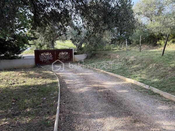 Amoureux de la pierre et des grands espaces, découvrez cette superbe maison de caractère entièrement rénovée en 2013, alliant avec élégance le charme de l'ancien et le confort moderne. Implantée sur un magnifique terrain arboré d'environ 3 225 m² agrémenté d'oliviers centenaires, elle bénéficie d'un environnement privilégié sans vis-à-vis.

Cette propriété développe environ 120 m² habitables pour environ 130 m² de surface utile. Elle dispose d'espaces complémentaires offrant une belle modularité, permettant d'envisager différentes configurations selon les projets de vie (bureau, chambre d'appoint, espace polyvalent). Dès l'entrée, vous serez séduits par son authenticité et ses prestations soignées. Le rez-de-chaussée se compose d'une belle entrée, d'un placard de rangement,   d'un WC indépendant, d'une buanderie, d'un bureau ainsi que d'une agréable pièce de vie réunissant salon, séjour et cuisine équipée ouverte. Les magnifiques murs en pierre apparente apportent un cachet unique à l'ensemble. Pour un confort optimal en toutes saisons, la maison est équipée d'une climatisation réversible ainsi que d'un poêle à granulés, offrant une solution de chauffage à la fois économique et chaleureuse.

À l'étage, un palier dessert deux chambres confortables, dont une avec dressing. Vous trouverez également un dressing indépendant, un WC séparé ainsi qu'une salle de bain équipée d'une douche, d'une baignoire et d'un meuble double vasque. Une pièce supplémentaire mansardée offre un espace complémentaire idéal pour une chambre d'appoint, un bureau, une salle de jeux ou un espace de rangement selon vos besoins.

À l'extérieur, tout a été pensé pour profiter pleinement du cadre exceptionnel. Vous disposerez d'une piscine semi-enterrée en bois d'environ 5 x 3,5 m, d'une pergola pour vos moments de détente, d'un espace en pelouse synthétique, d'un terrain de pétanque à réhabiliter selon vos envies ainsi que d'un authentique puits en pierre équipé d'une pompe. Un chemin d'accès privatif mène directement à la propriété, renforçant son caractère intimiste.

Cette maison bénéficie d'un emplacement idéal alliant tranquillité et proximité des commodités : commerces, professionnels de santé, restaurants et services du quotidien. Lézignan-Corbières est accessible en un peu plus de 10 minutes et l'accès à l'autoroute A9 en environ 8 minutes.

Une propriété pleine de charme, rare sur le secteur, qui séduira les amateurs d'authenticité, de nature et d'espace.

Contactez moi dès aujourd'hui pour organiser une visite et découvrir tout le potentiel de ce bien coup de cœur.