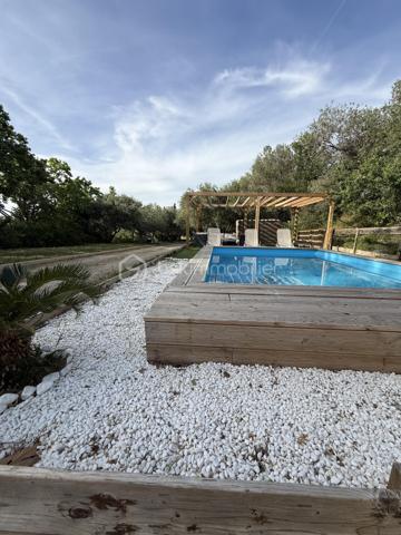 Amoureux de la pierre et des grands espaces, découvrez cette superbe maison de caractère entièrement rénovée en 2013, alliant avec élégance le charme de l'ancien et le confort moderne. Implantée sur un magnifique terrain arboré d'environ 3 225 m² agrémenté d'oliviers centenaires, elle bénéficie d'un environnement privilégié sans vis-à-vis.

Cette propriété développe environ 120 m² habitables pour environ 130 m² de surface utile. Elle dispose d'espaces complémentaires offrant une belle modularité, permettant d'envisager différentes configurations selon les projets de vie (bureau, chambre d'appoint, espace polyvalent). Dès l'entrée, vous serez séduits par son authenticité et ses prestations soignées. Le rez-de-chaussée se compose d'une belle entrée, d'un placard de rangement,   d'un WC indépendant, d'une buanderie, d'un bureau ainsi que d'une agréable pièce de vie réunissant salon, séjour et cuisine équipée ouverte. Les magnifiques murs en pierre apparente apportent un cachet unique à l'ensemble. Pour un confort optimal en toutes saisons, la maison est équipée d'une climatisation réversible ainsi que d'un poêle à granulés, offrant une solution de chauffage à la fois économique et chaleureuse.

À l'étage, un palier dessert deux chambres confortables, dont une avec dressing. Vous trouverez également un dressing indépendant, un WC séparé ainsi qu'une salle de bain équipée d'une douche, d'une baignoire et d'un meuble double vasque. Une pièce supplémentaire mansardée offre un espace complémentaire idéal pour une chambre d'appoint, un bureau, une salle de jeux ou un espace de rangement selon vos besoins.

À l'extérieur, tout a été pensé pour profiter pleinement du cadre exceptionnel. Vous disposerez d'une piscine semi-enterrée en bois d'environ 5 x 3,5 m, d'une pergola pour vos moments de détente, d'un espace en pelouse synthétique, d'un terrain de pétanque à réhabiliter selon vos envies ainsi que d'un authentique puits en pierre équipé d'une pompe. Un chemin d'accès privatif mène directement à la propriété, renforçant son caractère intimiste.

Cette maison bénéficie d'un emplacement idéal alliant tranquillité et proximité des commodités : commerces, professionnels de santé, restaurants et services du quotidien. Lézignan-Corbières est accessible en un peu plus de 10 minutes et l'accès à l'autoroute A9 en environ 8 minutes.

Une propriété pleine de charme, rare sur le secteur, qui séduira les amateurs d'authenticité, de nature et d'espace.

Contactez moi dès aujourd'hui pour organiser une visite et découvrir tout le potentiel de ce bien coup de cœur.