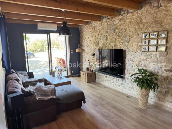Amoureux de la pierre et des grands espaces, découvrez cette superbe maison de caractère entièrement rénovée en 2013, alliant avec élégance le charme de l'ancien et le confort moderne. Implantée sur un magnifique terrain arboré d'environ 3 225 m² agrémenté d'oliviers centenaires, elle bénéficie d'un environnement privilégié sans vis-à-vis.

Cette propriété développe environ 120 m² habitables pour environ 130 m² de surface utile. Elle dispose d'espaces complémentaires offrant une belle modularité, permettant d'envisager différentes configurations selon les projets de vie (bureau, chambre d'appoint, espace polyvalent). Dès l'entrée, vous serez séduits par son authenticité et ses prestations soignées. Le rez-de-chaussée se compose d'une belle entrée, d'un placard de rangement,   d'un WC indépendant, d'une buanderie, d'un bureau ainsi que d'une agréable pièce de vie réunissant salon, séjour et cuisine équipée ouverte. Les magnifiques murs en pierre apparente apportent un cachet unique à l'ensemble. Pour un confort optimal en toutes saisons, la maison est équipée d'une climatisation réversible ainsi que d'un poêle à granulés, offrant une solution de chauffage à la fois économique et chaleureuse.

À l'étage, un palier dessert deux chambres confortables, dont une avec dressing. Vous trouverez également un dressing indépendant, un WC séparé ainsi qu'une salle de bain équipée d'une douche, d'une baignoire et d'un meuble double vasque. Une pièce supplémentaire mansardée offre un espace complémentaire idéal pour une chambre d'appoint, un bureau, une salle de jeux ou un espace de rangement selon vos besoins.

À l'extérieur, tout a été pensé pour profiter pleinement du cadre exceptionnel. Vous disposerez d'une piscine semi-enterrée en bois d'environ 5 x 3,5 m, d'une pergola pour vos moments de détente, d'un espace en pelouse synthétique, d'un terrain de pétanque à réhabiliter selon vos envies ainsi que d'un authentique puits en pierre équipé d'une pompe. Un chemin d'accès privatif mène directement à la propriété, renforçant son caractère intimiste.

Cette maison bénéficie d'un emplacement idéal alliant tranquillité et proximité des commodités : commerces, professionnels de santé, restaurants et services du quotidien. Lézignan-Corbières est accessible en un peu plus de 10 minutes et l'accès à l'autoroute A9 en environ 8 minutes.

Une propriété pleine de charme, rare sur le secteur, qui séduira les amateurs d'authenticité, de nature et d'espace.

Contactez moi dès aujourd'hui pour organiser une visite et découvrir tout le potentiel de ce bien coup de cœur.