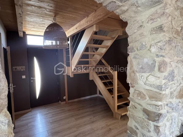 Amoureux de la pierre et des grands espaces, découvrez cette superbe maison de caractère entièrement rénovée en 2013, alliant avec élégance le charme de l'ancien et le confort moderne. Implantée sur un magnifique terrain arboré d'environ 3 225 m² agrémenté d'oliviers centenaires, elle bénéficie d'un environnement privilégié sans vis-à-vis.

Cette propriété développe environ 120 m² habitables pour environ 130 m² de surface utile. Elle dispose d'espaces complémentaires offrant une belle modularité, permettant d'envisager différentes configurations selon les projets de vie (bureau, chambre d'appoint, espace polyvalent). Dès l'entrée, vous serez séduits par son authenticité et ses prestations soignées. Le rez-de-chaussée se compose d'une belle entrée, d'un placard de rangement,   d'un WC indépendant, d'une buanderie, d'un bureau ainsi que d'une agréable pièce de vie réunissant salon, séjour et cuisine équipée ouverte. Les magnifiques murs en pierre apparente apportent un cachet unique à l'ensemble. Pour un confort optimal en toutes saisons, la maison est équipée d'une climatisation réversible ainsi que d'un poêle à granulés, offrant une solution de chauffage à la fois économique et chaleureuse.

À l'étage, un palier dessert deux chambres confortables, dont une avec dressing. Vous trouverez également un dressing indépendant, un WC séparé ainsi qu'une salle de bain équipée d'une douche, d'une baignoire et d'un meuble double vasque. Une pièce supplémentaire mansardée offre un espace complémentaire idéal pour une chambre d'appoint, un bureau, une salle de jeux ou un espace de rangement selon vos besoins.

À l'extérieur, tout a été pensé pour profiter pleinement du cadre exceptionnel. Vous disposerez d'une piscine semi-enterrée en bois d'environ 5 x 3,5 m, d'une pergola pour vos moments de détente, d'un espace en pelouse synthétique, d'un terrain de pétanque à réhabiliter selon vos envies ainsi que d'un authentique puits en pierre équipé d'une pompe. Un chemin d'accès privatif mène directement à la propriété, renforçant son caractère intimiste.

Cette maison bénéficie d'un emplacement idéal alliant tranquillité et proximité des commodités : commerces, professionnels de santé, restaurants et services du quotidien. Lézignan-Corbières est accessible en un peu plus de 10 minutes et l'accès à l'autoroute A9 en environ 8 minutes.

Une propriété pleine de charme, rare sur le secteur, qui séduira les amateurs d'authenticité, de nature et d'espace.

Contactez moi dès aujourd'hui pour organiser une visite et découvrir tout le potentiel de ce bien coup de cœur.