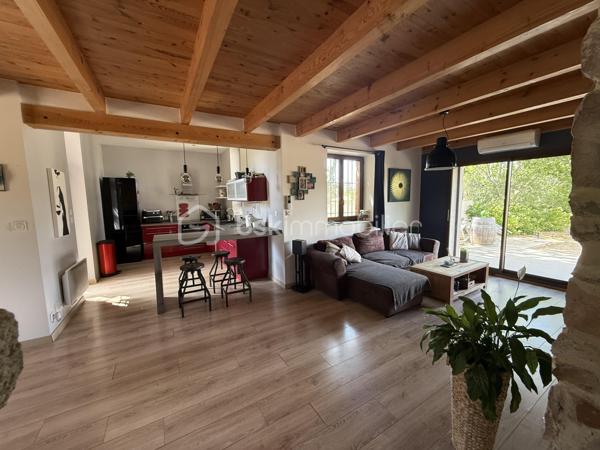Amoureux de la pierre et des grands espaces, découvrez cette superbe maison de caractère entièrement rénovée en 2013, alliant avec élégance le charme de l'ancien et le confort moderne. Implantée sur un magnifique terrain arboré d'environ 3 225 m² agrémenté d'oliviers centenaires, elle bénéficie d'un environnement privilégié sans vis-à-vis.

Cette propriété développe environ 120 m² habitables pour environ 130 m² de surface utile. Elle dispose d'espaces complémentaires offrant une belle modularité, permettant d'envisager différentes configurations selon les projets de vie (bureau, chambre d'appoint, espace polyvalent). Dès l'entrée, vous serez séduits par son authenticité et ses prestations soignées. Le rez-de-chaussée se compose d'une belle entrée, d'un placard de rangement,   d'un WC indépendant, d'une buanderie, d'un bureau ainsi que d'une agréable pièce de vie réunissant salon, séjour et cuisine équipée ouverte. Les magnifiques murs en pierre apparente apportent un cachet unique à l'ensemble. Pour un confort optimal en toutes saisons, la maison est équipée d'une climatisation réversible ainsi que d'un poêle à granulés, offrant une solution de chauffage à la fois économique et chaleureuse.

À l'étage, un palier dessert deux chambres confortables, dont une avec dressing. Vous trouverez également un dressing indépendant, un WC séparé ainsi qu'une salle de bain équipée d'une douche, d'une baignoire et d'un meuble double vasque. Une pièce supplémentaire mansardée offre un espace complémentaire idéal pour une chambre d'appoint, un bureau, une salle de jeux ou un espace de rangement selon vos besoins.

À l'extérieur, tout a été pensé pour profiter pleinement du cadre exceptionnel. Vous disposerez d'une piscine semi-enterrée en bois d'environ 5 x 3,5 m, d'une pergola pour vos moments de détente, d'un espace en pelouse synthétique, d'un terrain de pétanque à réhabiliter selon vos envies ainsi que d'un authentique puits en pierre équipé d'une pompe. Un chemin d'accès privatif mène directement à la propriété, renforçant son caractère intimiste.

Cette maison bénéficie d'un emplacement idéal alliant tranquillité et proximité des commodités : commerces, professionnels de santé, restaurants et services du quotidien. Lézignan-Corbières est accessible en un peu plus de 10 minutes et l'accès à l'autoroute A9 en environ 8 minutes.

Une propriété pleine de charme, rare sur le secteur, qui séduira les amateurs d'authenticité, de nature et d'espace.

Contactez moi dès aujourd'hui pour organiser une visite et découvrir tout le potentiel de ce bien coup de cœur.