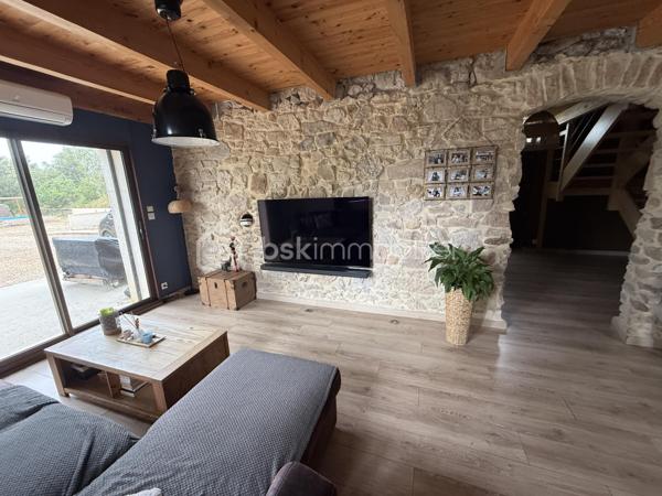 Amoureux de la pierre et des grands espaces, découvrez cette superbe maison de caractère entièrement rénovée en 2013, alliant avec élégance le charme de l'ancien et le confort moderne. Implantée sur un magnifique terrain arboré d'environ 3 225 m² agrémenté d'oliviers centenaires, elle bénéficie d'un environnement privilégié sans vis-à-vis.

Cette propriété développe environ 120 m² habitables pour environ 130 m² de surface utile. Elle dispose d'espaces complémentaires offrant une belle modularité, permettant d'envisager différentes configurations selon les projets de vie (bureau, chambre d'appoint, espace polyvalent). Dès l'entrée, vous serez séduits par son authenticité et ses prestations soignées. Le rez-de-chaussée se compose d'une belle entrée, d'un placard de rangement,   d'un WC indépendant, d'une buanderie, d'un bureau ainsi que d'une agréable pièce de vie réunissant salon, séjour et cuisine équipée ouverte. Les magnifiques murs en pierre apparente apportent un cachet unique à l'ensemble. Pour un confort optimal en toutes saisons, la maison est équipée d'une climatisation réversible ainsi que d'un poêle à granulés, offrant une solution de chauffage à la fois économique et chaleureuse.

À l'étage, un palier dessert deux chambres confortables, dont une avec dressing. Vous trouverez également un dressing indépendant, un WC séparé ainsi qu'une salle de bain équipée d'une douche, d'une baignoire et d'un meuble double vasque. Une pièce supplémentaire mansardée offre un espace complémentaire idéal pour une chambre d'appoint, un bureau, une salle de jeux ou un espace de rangement selon vos besoins.

À l'extérieur, tout a été pensé pour profiter pleinement du cadre exceptionnel. Vous disposerez d'une piscine semi-enterrée en bois d'environ 5 x 3,5 m, d'une pergola pour vos moments de détente, d'un espace en pelouse synthétique, d'un terrain de pétanque à réhabiliter selon vos envies ainsi que d'un authentique puits en pierre équipé d'une pompe. Un chemin d'accès privatif mène directement à la propriété, renforçant son caractère intimiste.

Cette maison bénéficie d'un emplacement idéal alliant tranquillité et proximité des commodités : commerces, professionnels de santé, restaurants et services du quotidien. Lézignan-Corbières est accessible en un peu plus de 10 minutes et l'accès à l'autoroute A9 en environ 8 minutes.

Une propriété pleine de charme, rare sur le secteur, qui séduira les amateurs d'authenticité, de nature et d'espace.

Contactez moi dès aujourd'hui pour organiser une visite et découvrir tout le potentiel de ce bien coup de cœur.