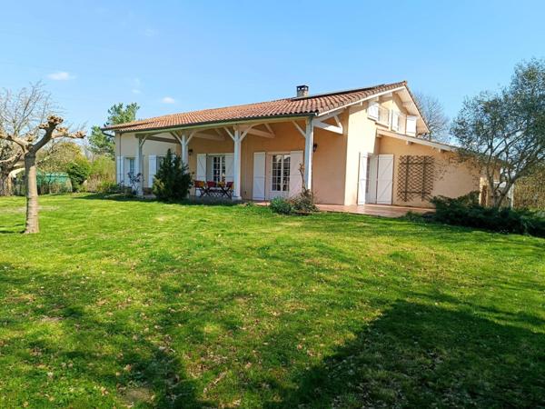 Maison de 190 M2 avec 2 grands garages sur un terrain de 2010 M2