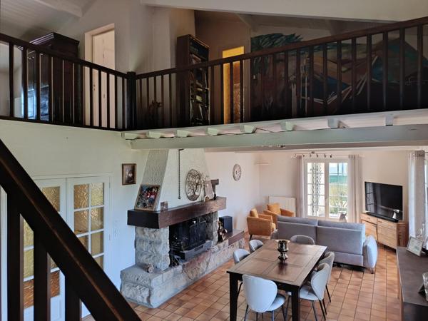 Maison de 190 M2 avec 2 grands garages sur un terrain de 2010 M2