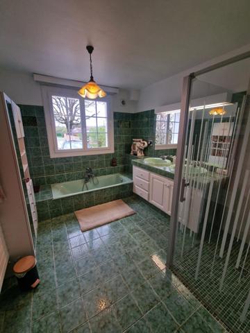 Maison de 190 M2 avec 2 grands garages sur un terrain de 2010 M2