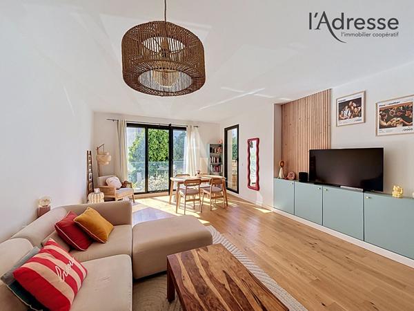 Suresnes limite Puteaux - Appartement d'architecte - 95m² - Terrasse - Place de stationnement en sus - Prestations ***