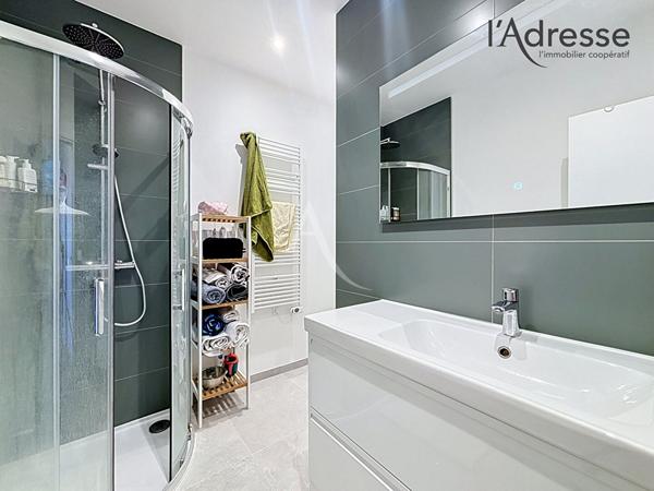 Suresnes limite Puteaux - Appartement d'architecte - 95m² - Terrasse - Place de stationnement en sus - Prestations ***