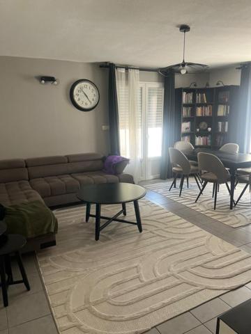 Charmante maison lumineuse, plein sud avec terrasse et jardin, proche de toutes commodités