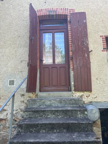 Maison à vendre 4 pièces LUSSAC LES EGLISES (87) sur grand jardin clos proche ruisseau.