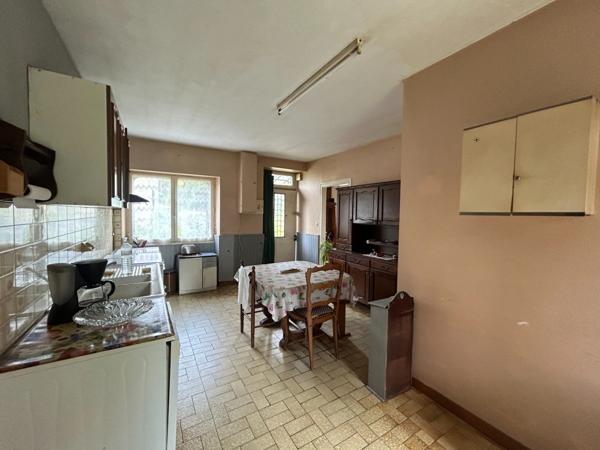 Maison à vendre 4 pièces LUSSAC LES EGLISES (87) sur grand jardin clos proche ruisseau.