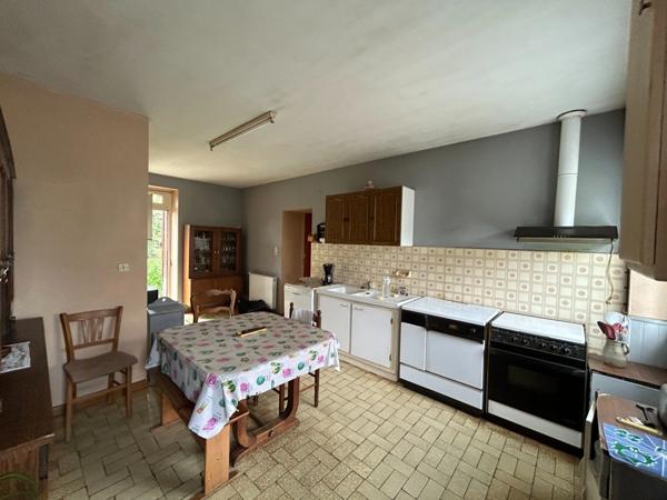 Maison à vendre 4 pièces LUSSAC LES EGLISES (87) sur grand jardin clos proche ruisseau.