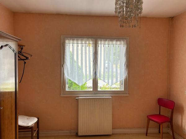 Maison à vendre 4 pièces LUSSAC LES EGLISES (87) sur grand jardin clos proche ruisseau.