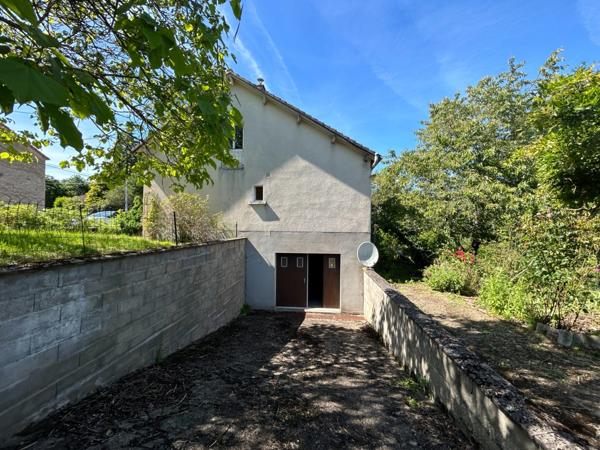 Maison à vendre 4 pièces LUSSAC LES EGLISES (87) sur grand jardin clos proche ruisseau.