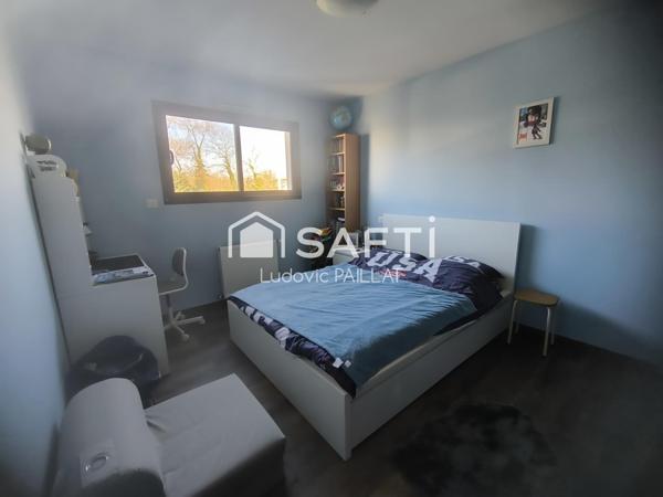 Maison familiale 2016 avec piscine et jardin, proche de toutes commodités