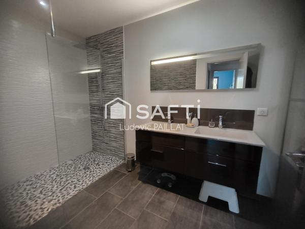 Maison familiale 2016 avec piscine et jardin, proche de toutes commodités