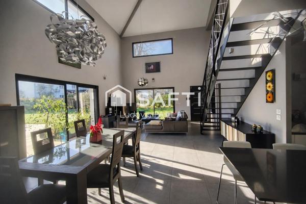 Maison familiale 2016 avec piscine et jardin, proche de toutes commodités