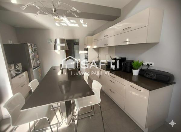 Maison familiale 2016 avec piscine et jardin, proche de toutes commodités