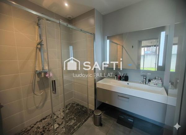 Maison familiale 2016 avec piscine et jardin, proche de toutes commodités