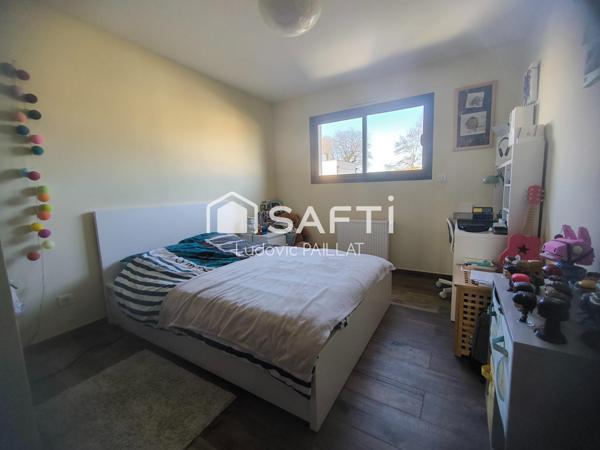 Maison familiale 2016 avec piscine et jardin, proche de toutes commodités