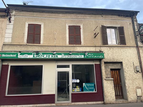 Ensemble immobilier à fort potentiel avec local commercial en RDC + habitation à rénover.