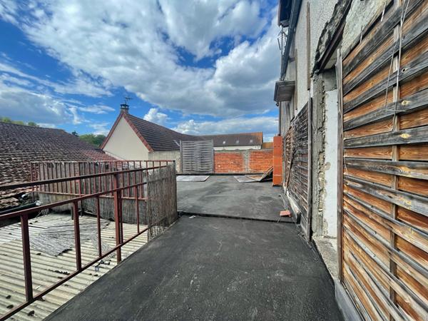 Ensemble immobilier à fort potentiel avec local commercial en RDC + habitation à rénover.