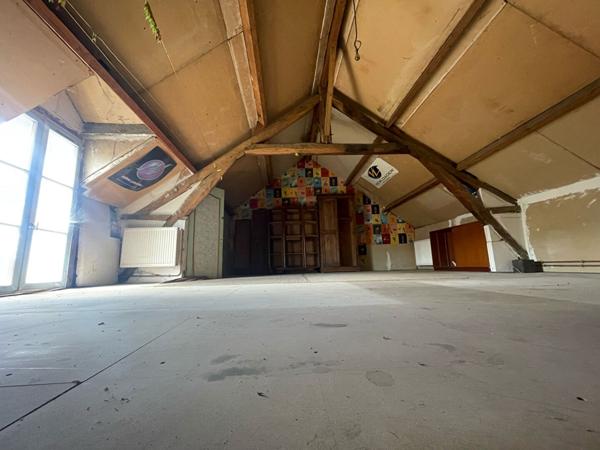 Ensemble immobilier à fort potentiel avec local commercial en RDC + habitation à rénover.