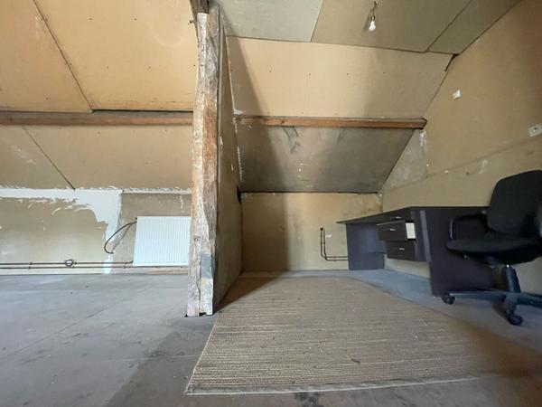 Ensemble immobilier à fort potentiel avec local commercial en RDC + habitation à rénover.