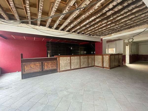 Ensemble immobilier à fort potentiel avec local commercial en RDC + habitation à rénover.