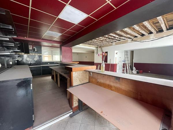 Ensemble immobilier à fort potentiel avec local commercial en RDC + habitation à rénover.