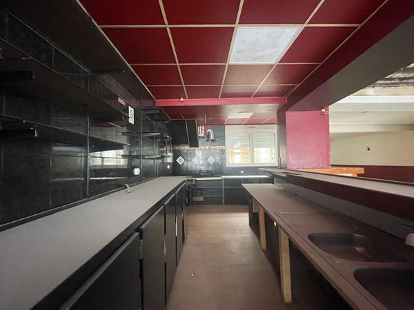 Ensemble immobilier à fort potentiel avec local commercial en RDC + habitation à rénover.