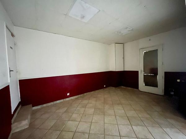 Ensemble immobilier à fort potentiel avec local commercial en RDC + habitation à rénover.