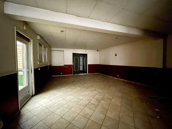 Ensemble immobilier à fort potentiel avec local commercial en RDC + habitation à rénover.