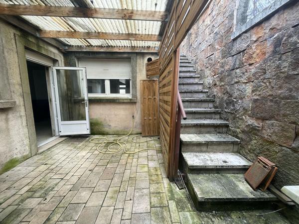 Ensemble immobilier à fort potentiel avec local commercial en RDC + habitation à rénover.