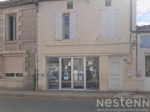 Immeuble à vendre à Saujon - Investissement idéal avec un commerce déjà sous bail au rez-de -chaussée et appartement  47m² à l''étage
