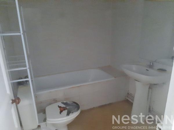 Immeuble à vendre à Saujon - Investissement idéal avec un commerce déjà sous bail au rez-de -chaussée et appartement  47m² à l''étage