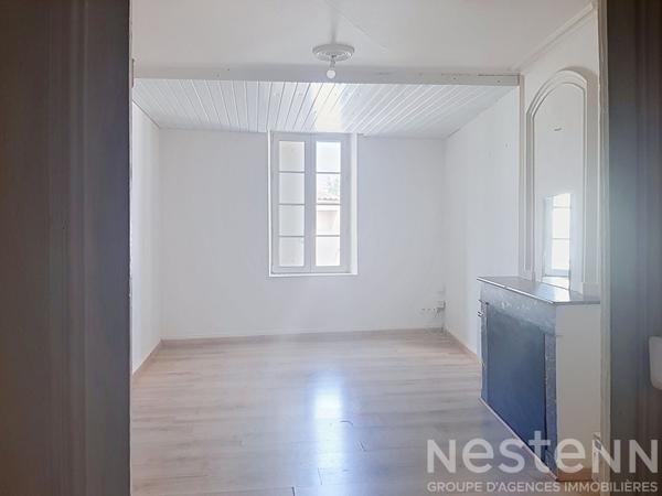 Immeuble à vendre à Saujon - Investissement idéal avec un commerce déjà sous bail au rez-de -chaussée et appartement  47m² à l''étage