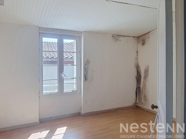 Immeuble à vendre à Saujon - Investissement idéal avec un commerce déjà sous bail au rez-de -chaussée et appartement  47m² à l''étage