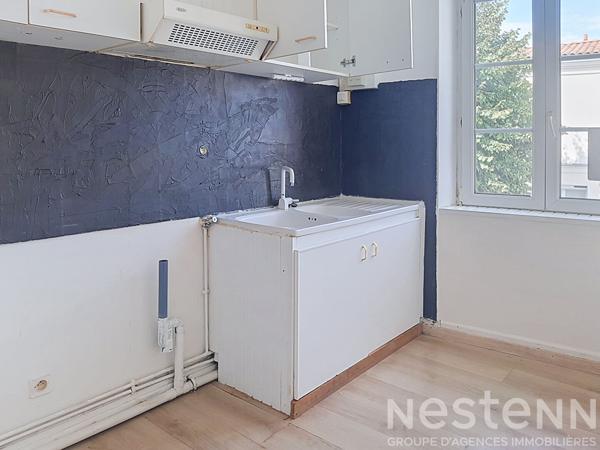 Immeuble à vendre à Saujon - Investissement idéal avec un commerce déjà sous bail au rez-de -chaussée et appartement  47m² à l''étage