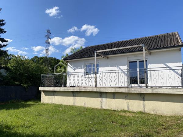 NOUVEAUTE A SAISIR !

À seulement 3 minutes de la gare et des commerces, découvrez cette charmante maison de plain-pied de 60 m², située dans un secteur calme, agréable et recherché.

✨ Entièrement rénovée avec goût, cette maison lumineuse vous séduira par ses prestations modernes et son excellent confort thermique grâce à une isolation intérieure entièrement refaite.

Elle se compose de :

* 2 chambres avec dressing
* Une cuisine moderne ouverte sur un salon/séjour très lumineux
* Une salle d'eau fonctionnelle avec douche et double vasques
* WC séparés avec lave-mains

Prestations de qualité :
✔ Double vitrage avec stores électriques intégrés
✔ Pompe à chaleur installée en 2021
✔ Aucun travaux intérieur à prévoir
✔ Maison entièrement rénovée au goût du jour
✔ Très bonne performance énergétique

La maison bénéficie également d’une belle exposition sud-ouest offrant une luminosité optimale tout au long de la journée, ainsi qu’une agréable terrasse parfaitement exposée pour profiter des beaux jours.

Un vide sanitaire d’environ 1,80 m permet un bel espace de stockage très pratique.

Le tout sur un terrain de 420 m², idéal pour profiter des extérieurs en toute tranquillité.

📍 Emplacement idéal : proche gare, commerces et commodités tout en bénéficiant d’un environnement paisible.
La commune dispose également d’écoles maternelles et élémentaires, un véritable atout pour les familles.

Une maison clé en main, idéale pour un premier achat, un couple ou un investissement.
 
N'hésitez pas à me contacter pour plus d'informations !