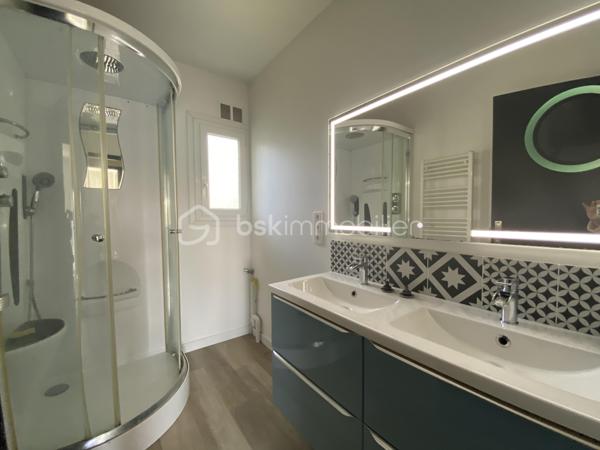 NOUVEAUTE A SAISIR !

À seulement 3 minutes de la gare et des commerces, découvrez cette charmante maison de plain-pied de 60 m², située dans un secteur calme, agréable et recherché.

✨ Entièrement rénovée avec goût, cette maison lumineuse vous séduira par ses prestations modernes et son excellent confort thermique grâce à une isolation intérieure entièrement refaite.

Elle se compose de :

* 2 chambres avec dressing
* Une cuisine moderne ouverte sur un salon/séjour très lumineux
* Une salle d'eau fonctionnelle avec douche et double vasques
* WC séparés avec lave-mains

Prestations de qualité :
✔ Double vitrage avec stores électriques intégrés
✔ Pompe à chaleur installée en 2021
✔ Aucun travaux intérieur à prévoir
✔ Maison entièrement rénovée au goût du jour
✔ Très bonne performance énergétique

La maison bénéficie également d’une belle exposition sud-ouest offrant une luminosité optimale tout au long de la journée, ainsi qu’une agréable terrasse parfaitement exposée pour profiter des beaux jours.

Un vide sanitaire d’environ 1,80 m permet un bel espace de stockage très pratique.

Le tout sur un terrain de 420 m², idéal pour profiter des extérieurs en toute tranquillité.

📍 Emplacement idéal : proche gare, commerces et commodités tout en bénéficiant d’un environnement paisible.
La commune dispose également d’écoles maternelles et élémentaires, un véritable atout pour les familles.

Une maison clé en main, idéale pour un premier achat, un couple ou un investissement.
 
N'hésitez pas à me contacter pour plus d'informations !